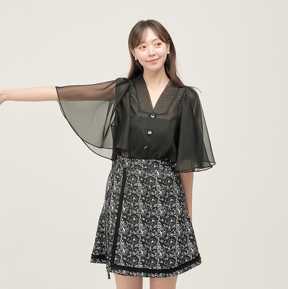 Gangneung Kim wing sleeve blouse [Black]