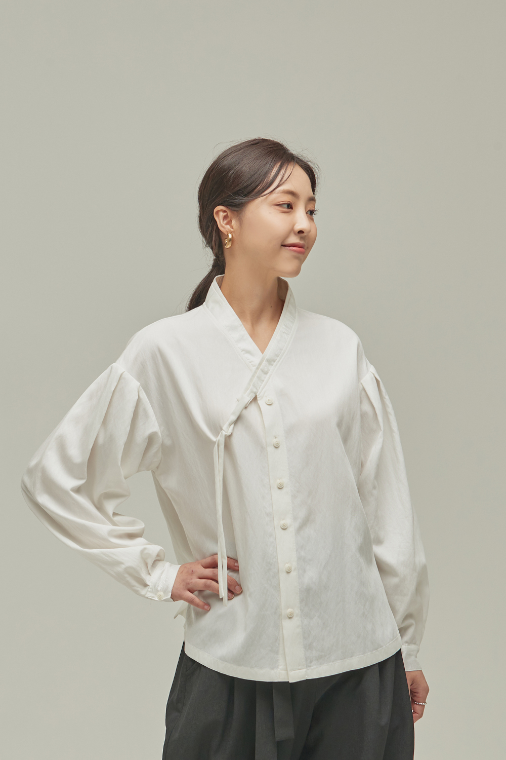 blouse model image-S20L30