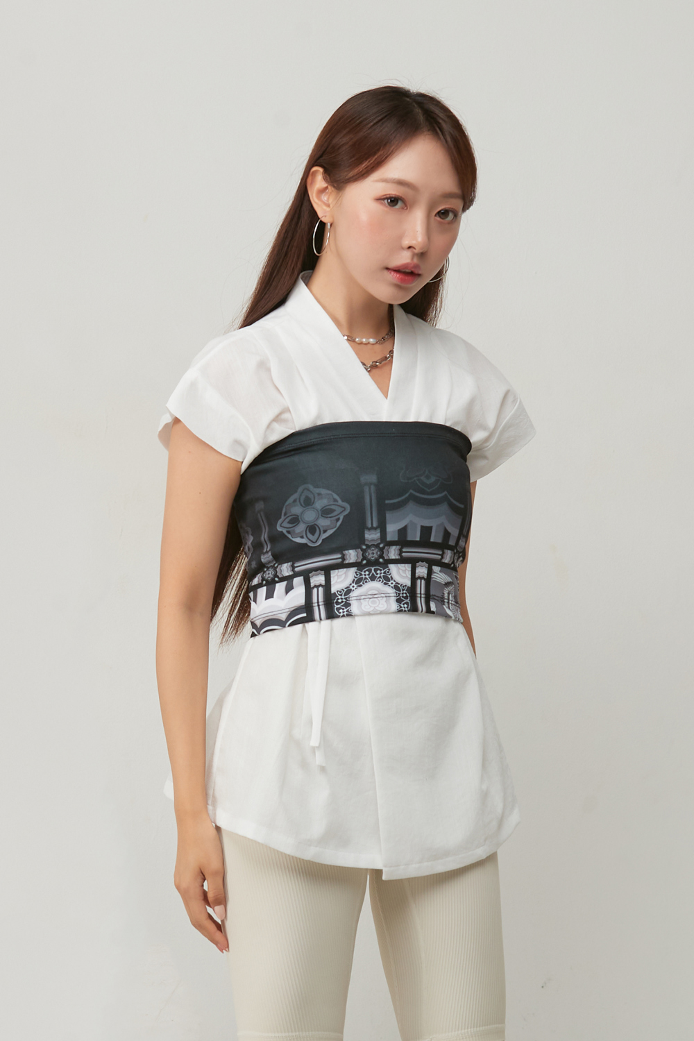 blouse model image-S19L48